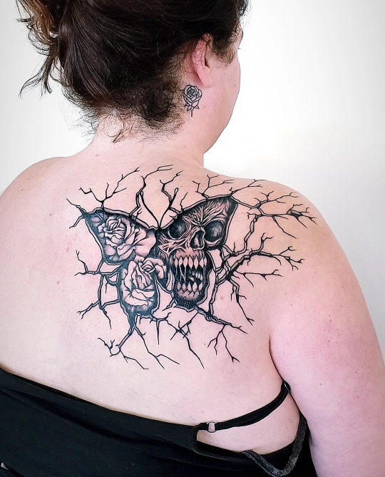 Vlinder en skelet tattoo